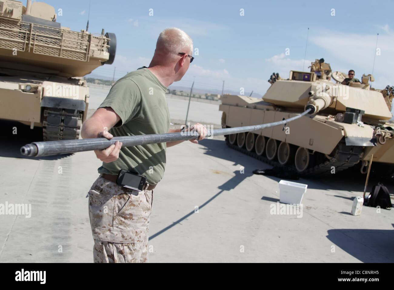 Gunnery Sgt. Ian Fisher, der 1. Panzerbataillon Crew master Gunner, reinigt den Lauf ein M1A1 Abrams-Panzer Stockfoto