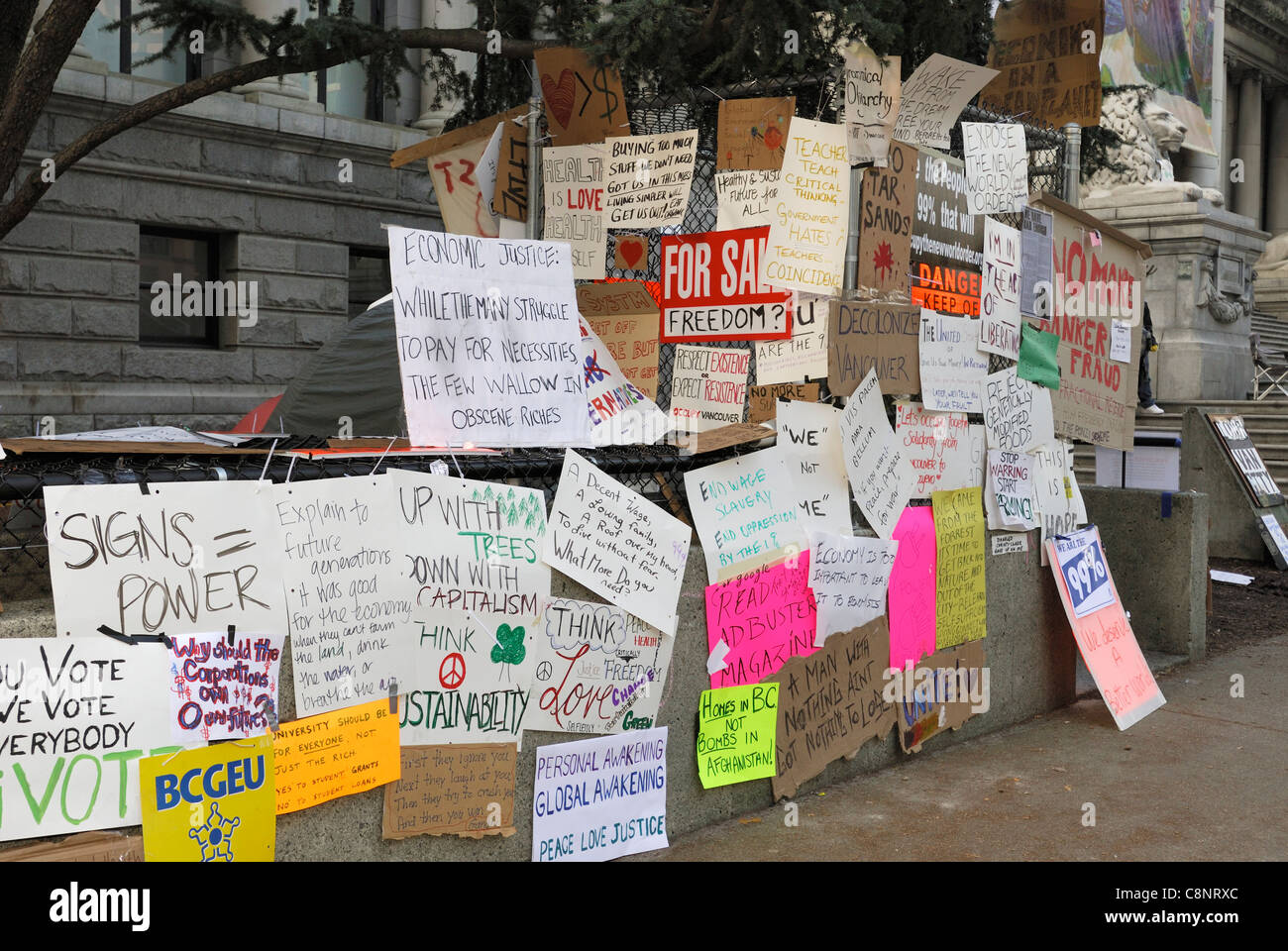 Besetzen Sie Vancouver Protest Slogans und Forderungen, die Hand auf verschiedene Arten von Karton mit verschiedenen Farben der Tinte gedruckt. Stockfoto