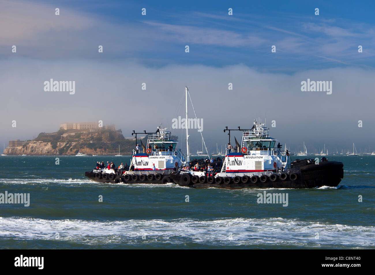 Großen Schlepper in der Bucht von San Francisco während der "Fleet Week" mit Alcatraz Gefängnis darüber hinaus, Kalifornien USA Stockfoto