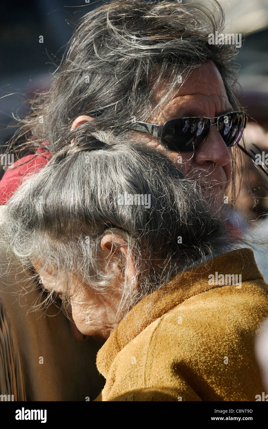 Zwei Missionare der First Nations trösten einander. Stockfoto