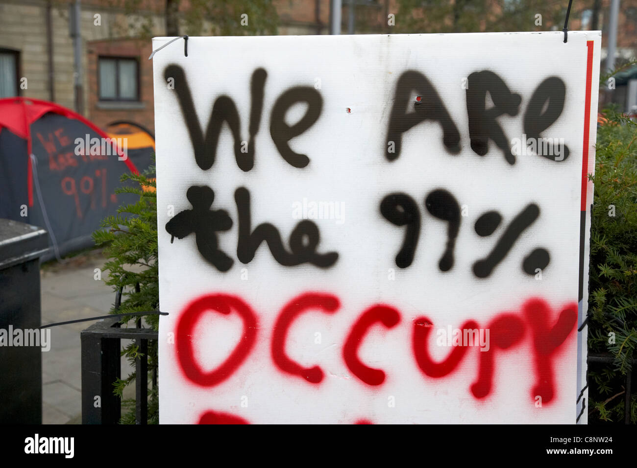 Wir sind die 99 % besetzen Belfast anti-kapitalistischen tented Protest in Schriftsteller quadratische Belfast Nordirland Vereinigtes Königreich Stockfoto