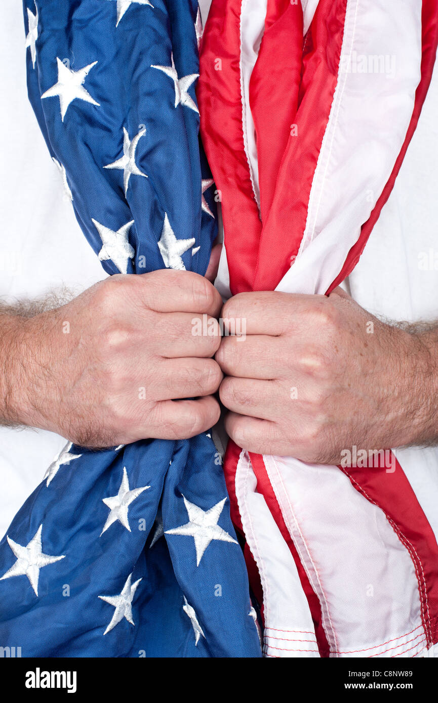 Ein patriotischer Mann hält eine amerikanische Flagge am Hals. Stockfoto