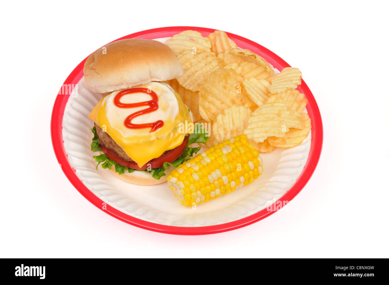 Türkei Burger mit Käse, Salat und Tomate garniert mit Mayonnaise und Ketchup in Brötchen & Maiskolben und crsips auf weißem Hintergrund. Stockfoto