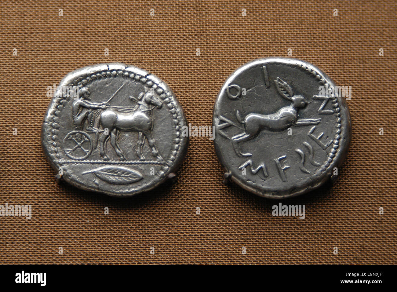 Antike römische Münzen auf dem Display in das Münzkabinett im Pergamon Museum in Berlin, Deutschland. Stockfoto