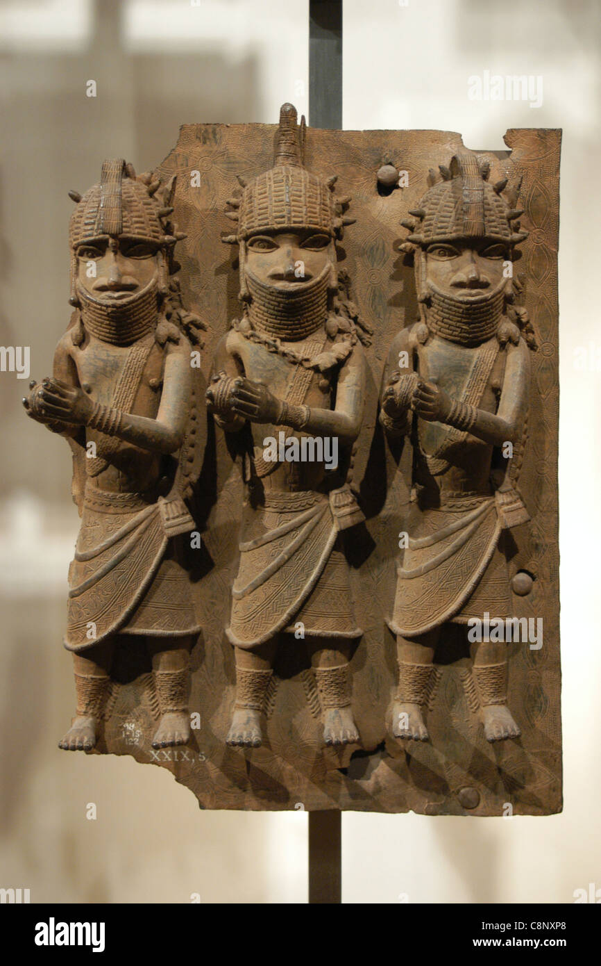 Benin Bronze gesehen im British Museum in London, Vereinigtes Königreich. Stockfoto
