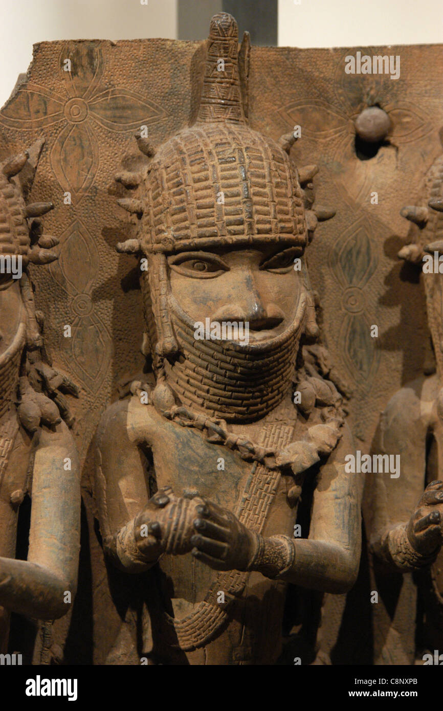 Benin Bronze gesehen im British Museum in London, Vereinigtes Königreich. Stockfoto