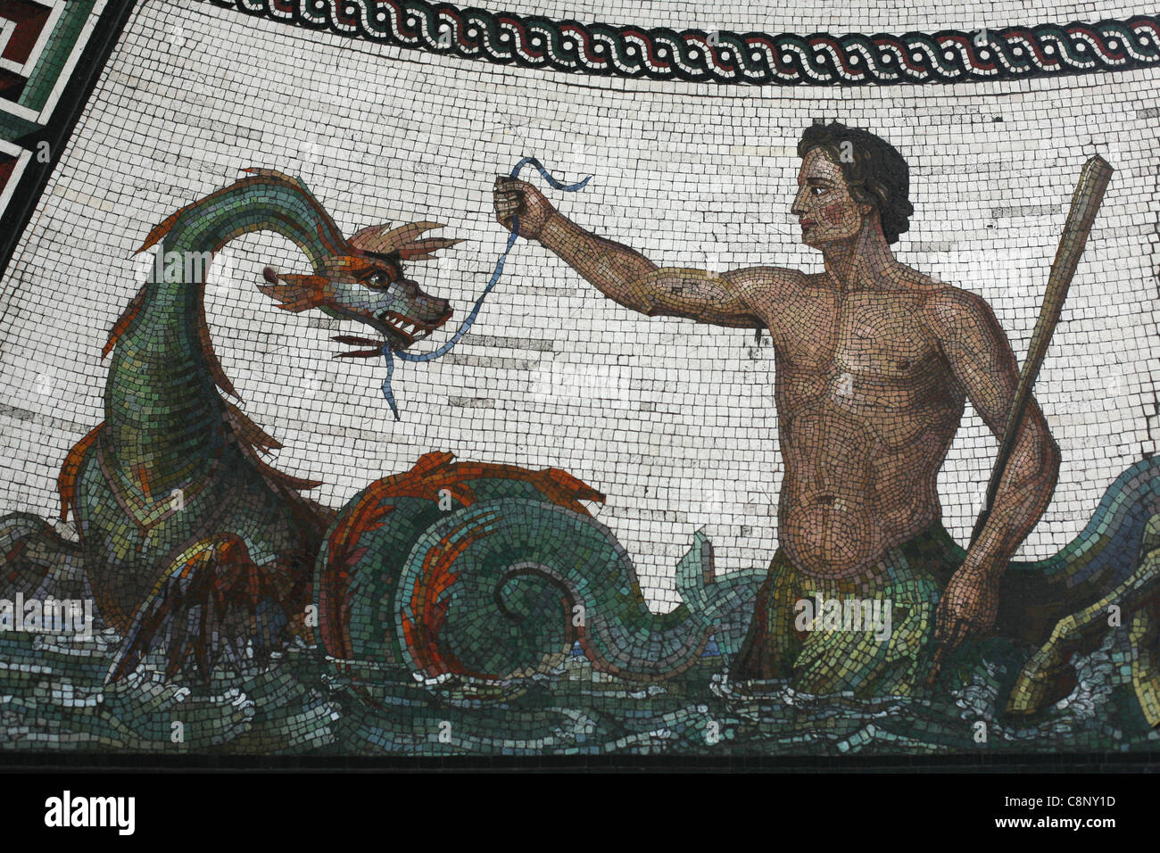 Triton und Sea Dragon. Mosaik Boden der Pavillon Halle in der Eremitage in St. Petersburg, Russland. Stockfoto