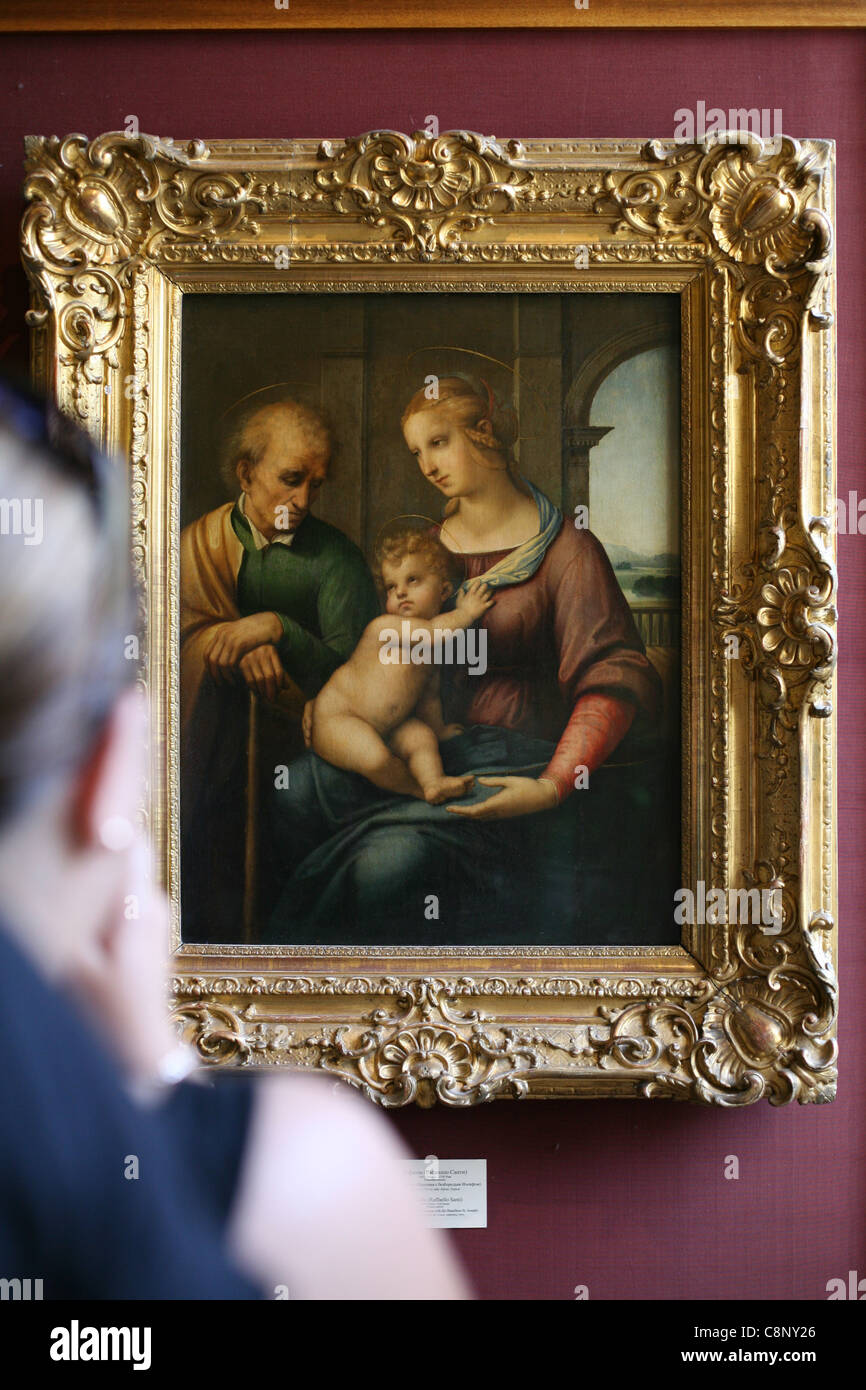 Die Heilige Familie. Besucher vor dem berühmten Gemälde von Raffael in der Eremitage in St. Petersburg, Russland. Stockfoto