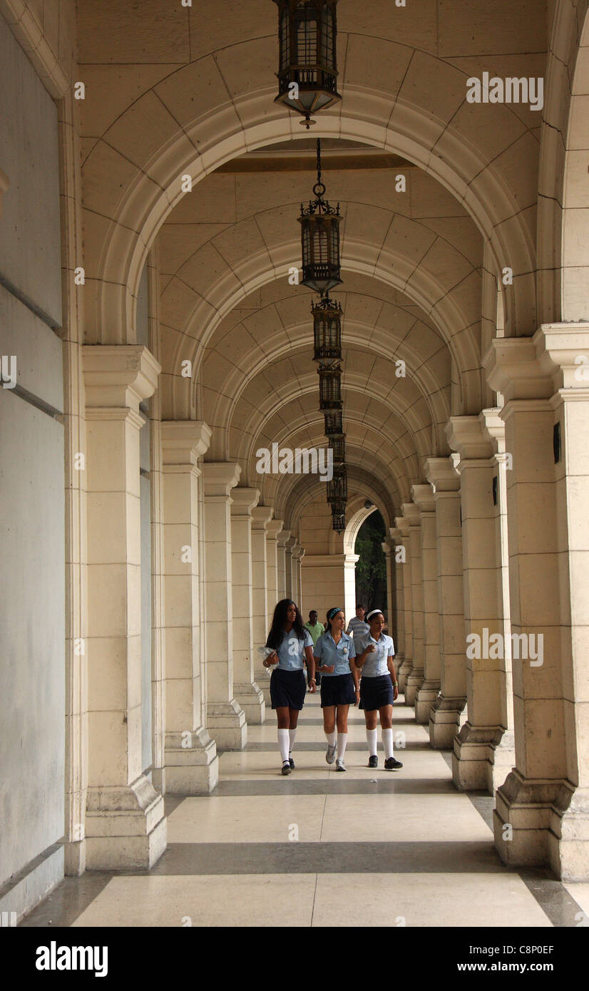 Mädchen-Schüler oder SchülerInnen zur Schule in Havanna auch bekannt als Habana Vieja Habana, Kuba, Mittelamerika Stockfoto