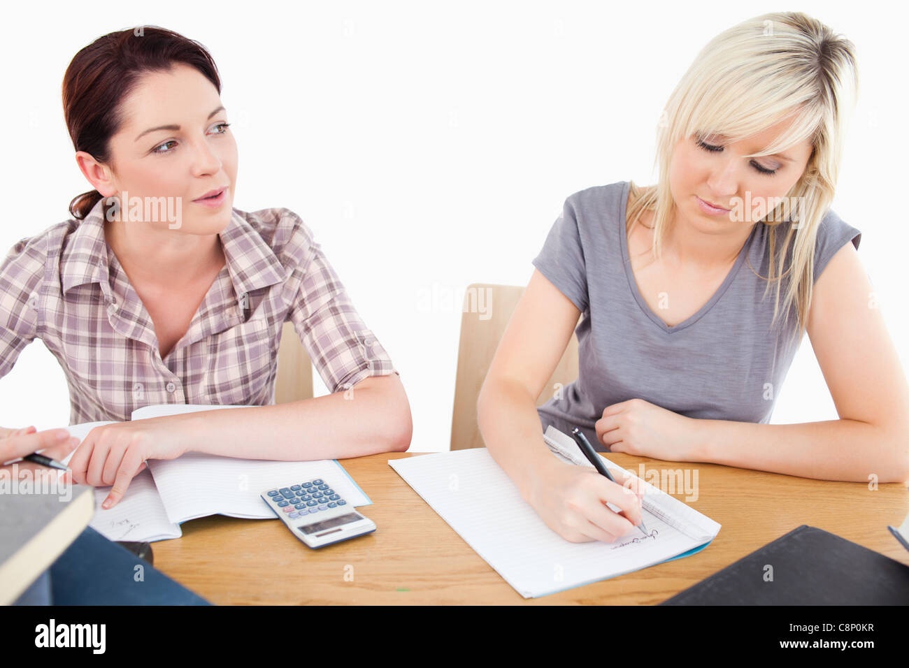 Wunderschöne Frauen lernen am Tisch Stockfoto