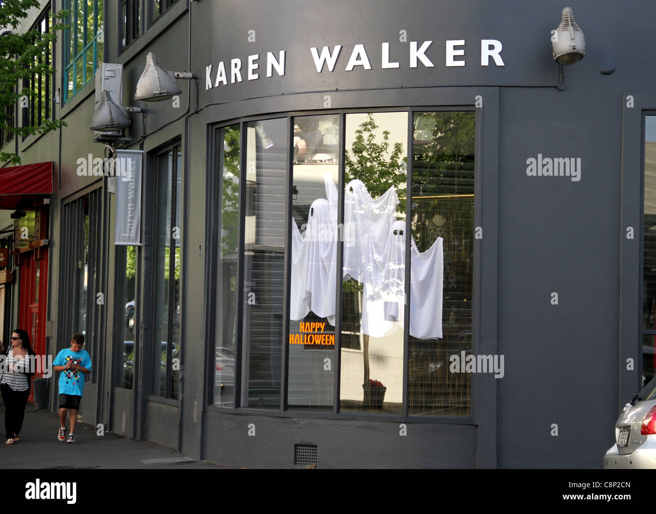 Geister von Halloween dekorieren Karen Walker Retail Store Fassade auf modische Nuffield Street, Newmarket, Auckland, Neuseeland Stockfoto