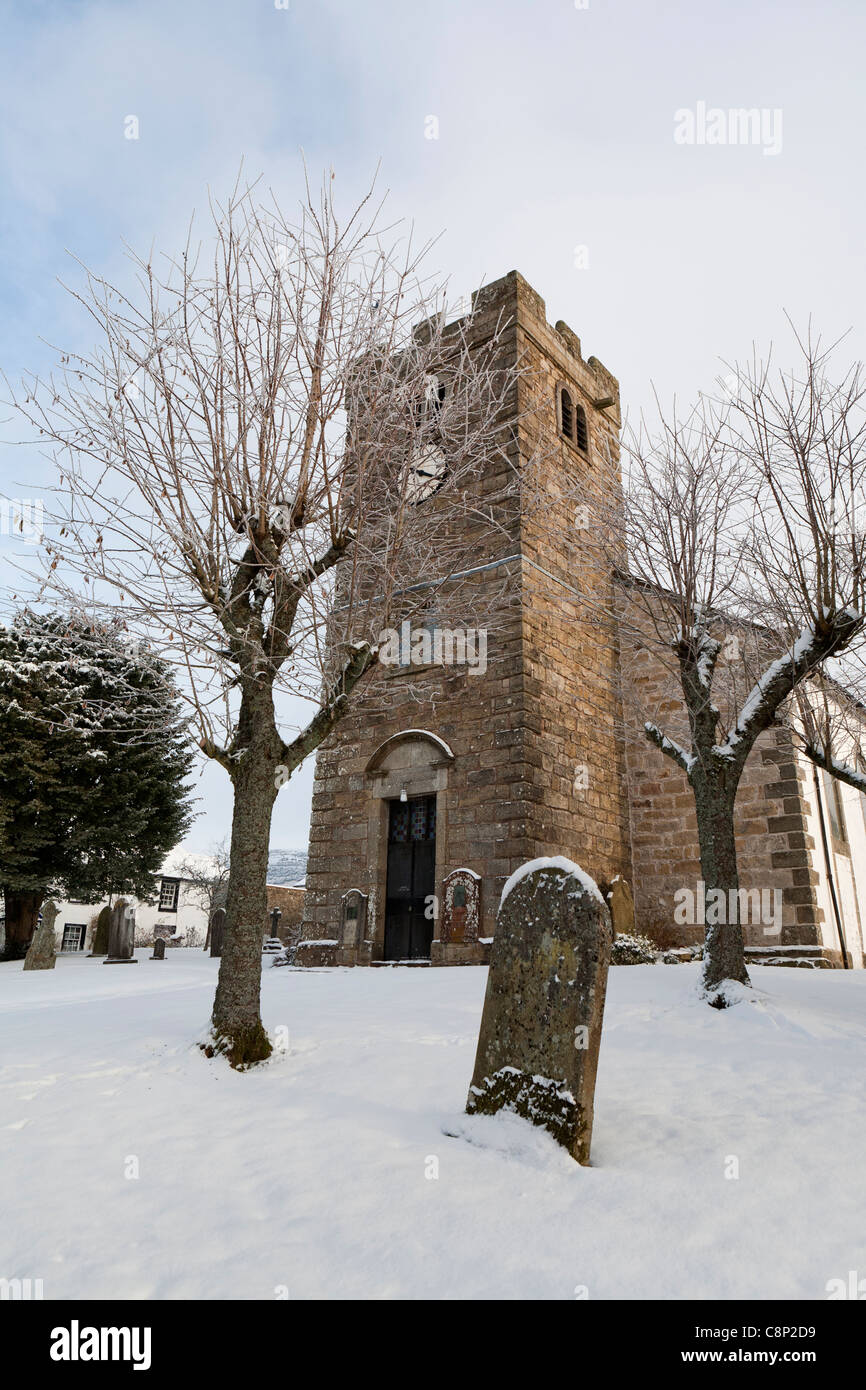 Kirche und Friedhof im Winter mit Schnee auf dem Boden Stockfoto