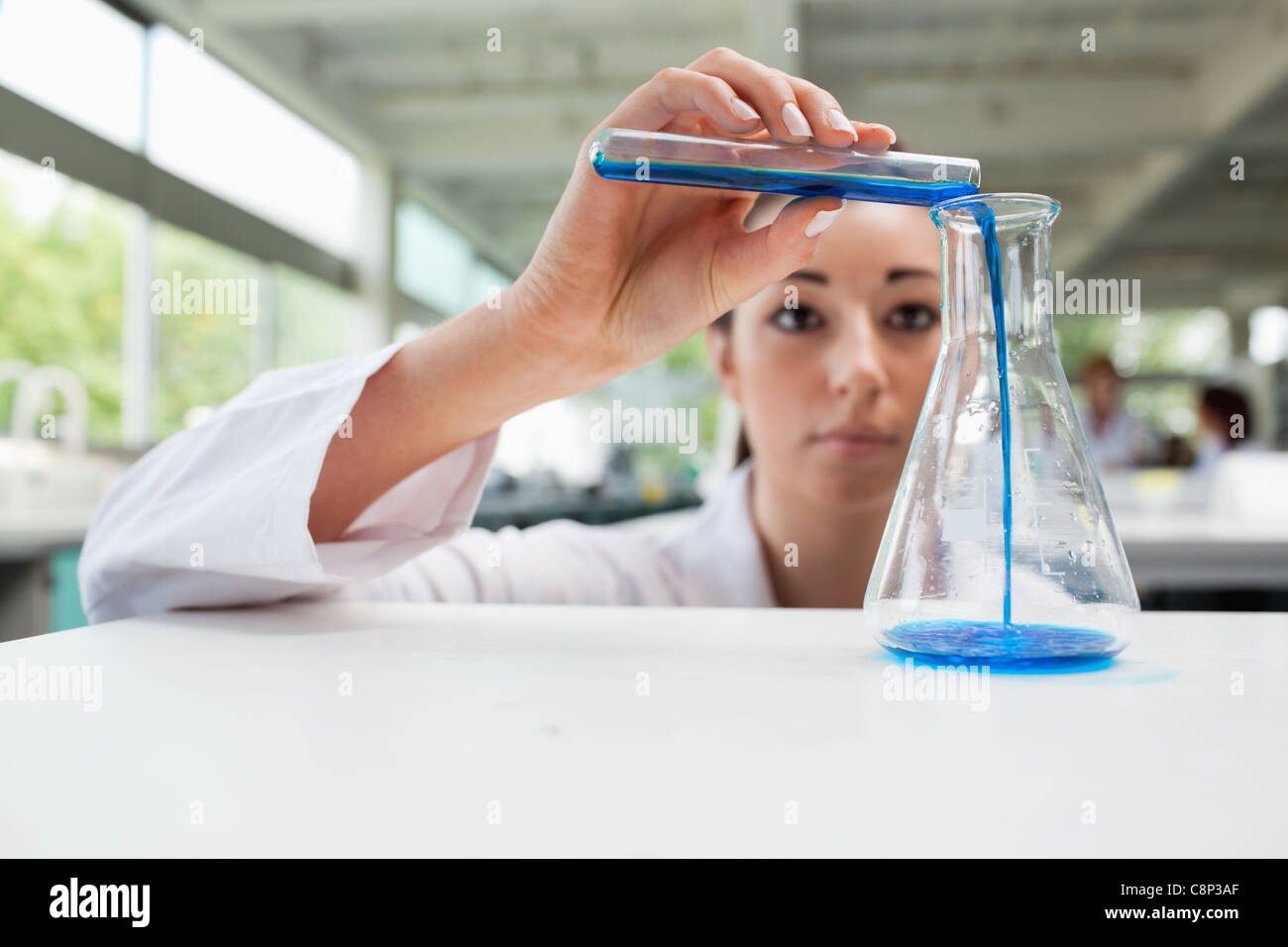 Ernsthafte Wissenschaft Student strömenden Flüssigkeit Stockfoto