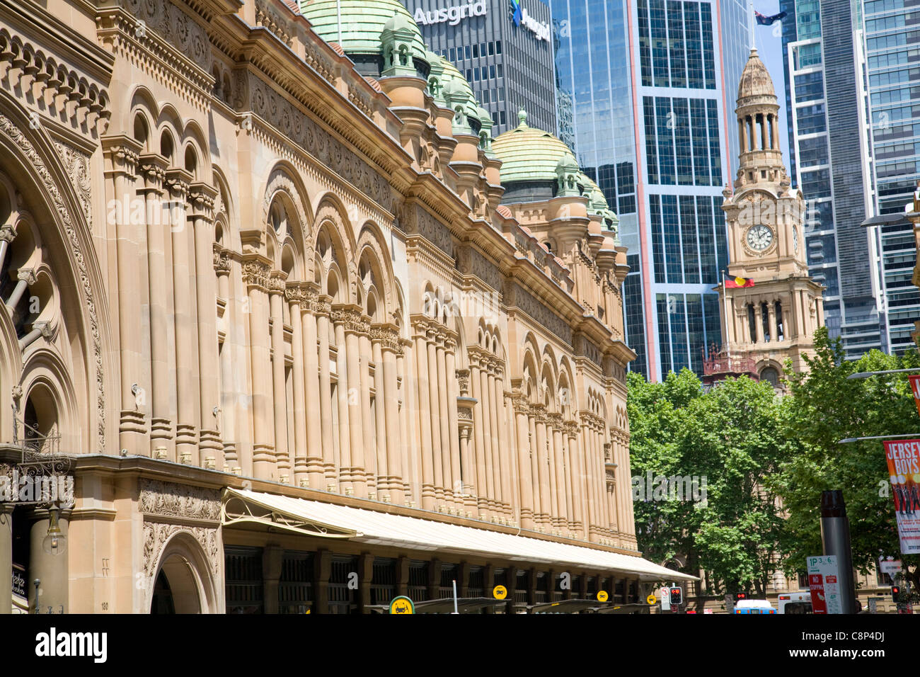Queen Victoria Gebäude Qvb und die Sydney Town Hall, aufbauend auf Höhe der York Street, Sydney, Australien Stockfoto