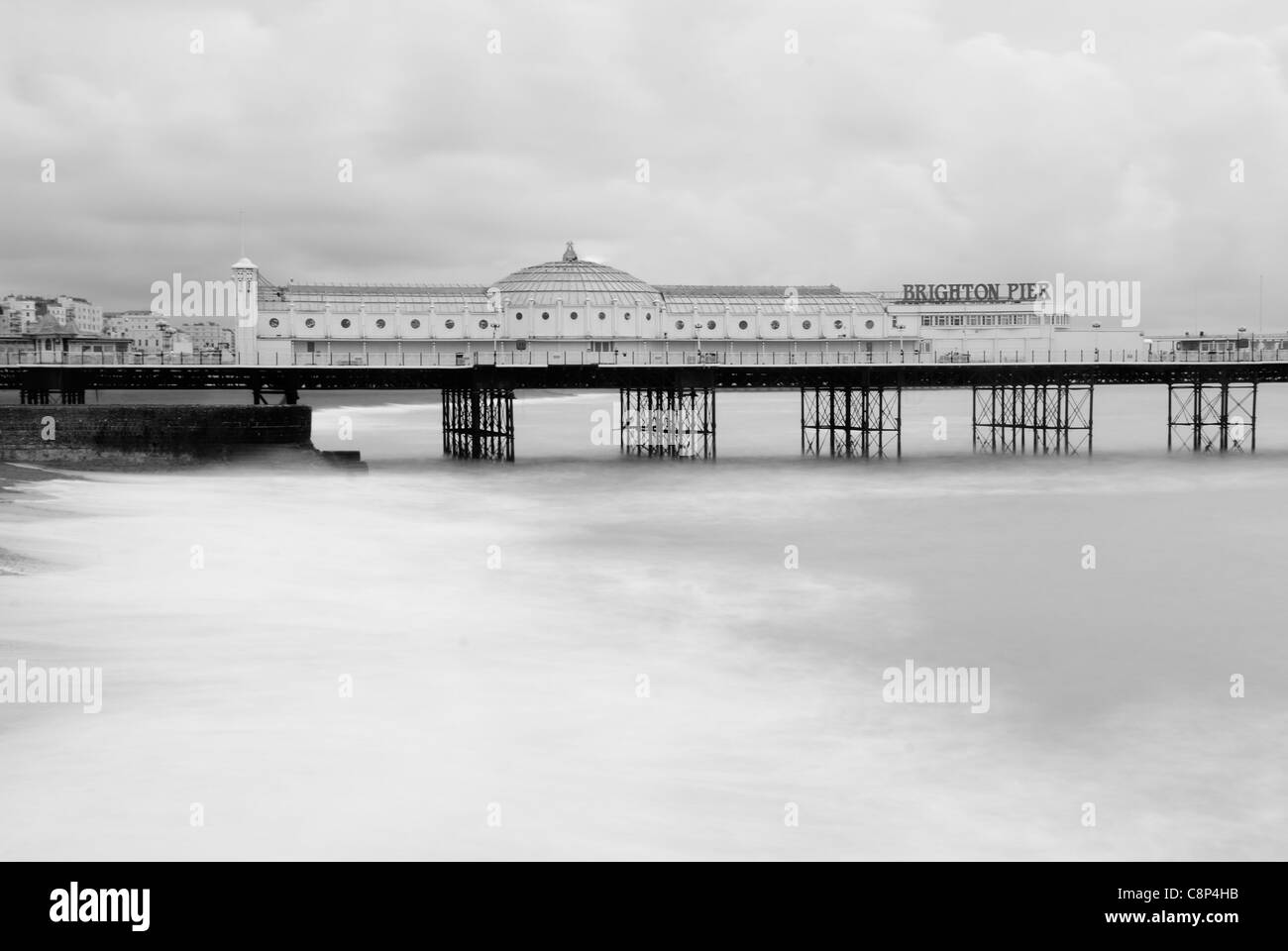 lange Exposition schwarz-weiß-Foto von Brighton Pier oder Palace Pier in Brighton Beach. Stockfoto