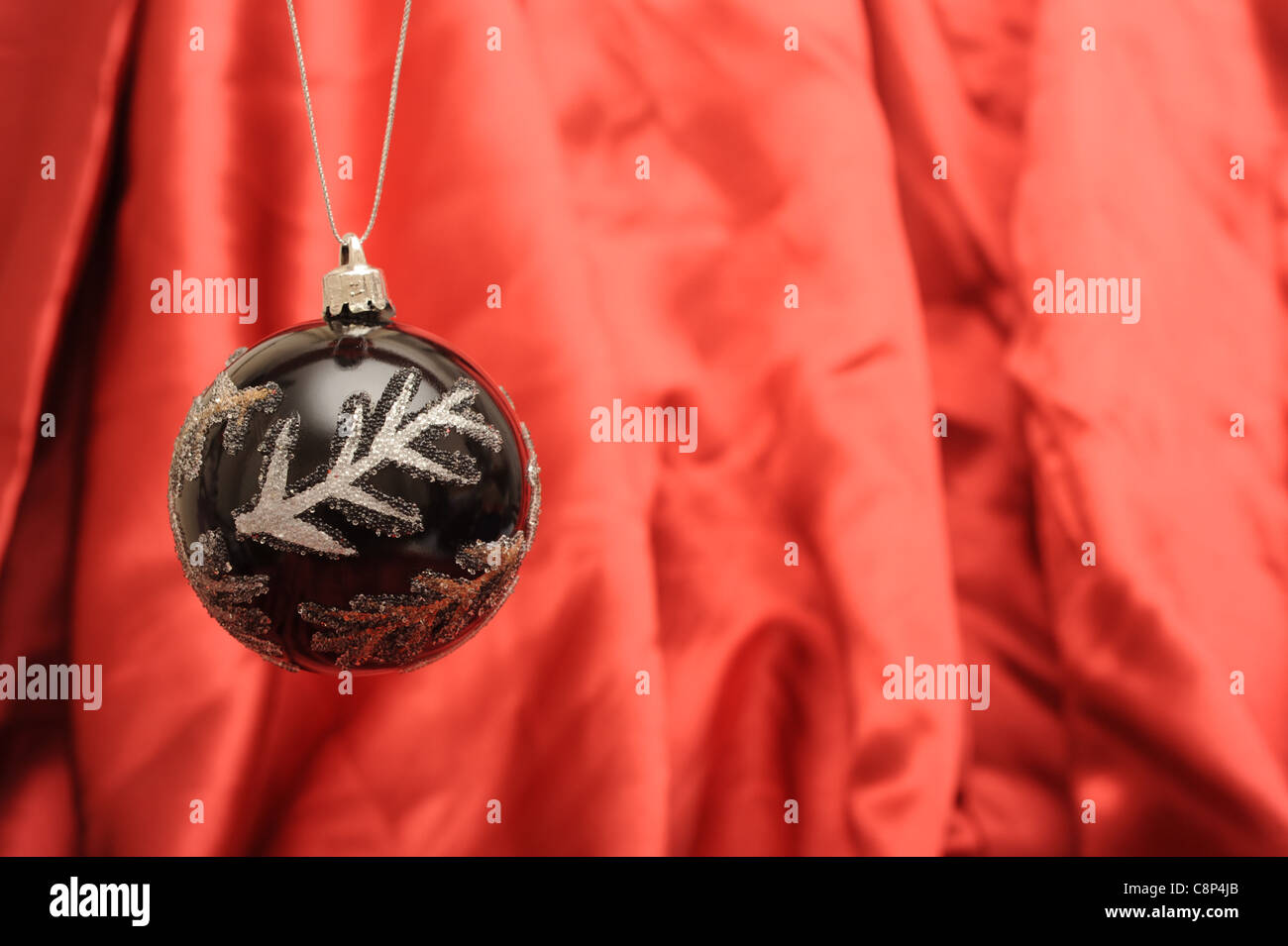 Weihnachtskugel auf rotem Grund Stockfoto