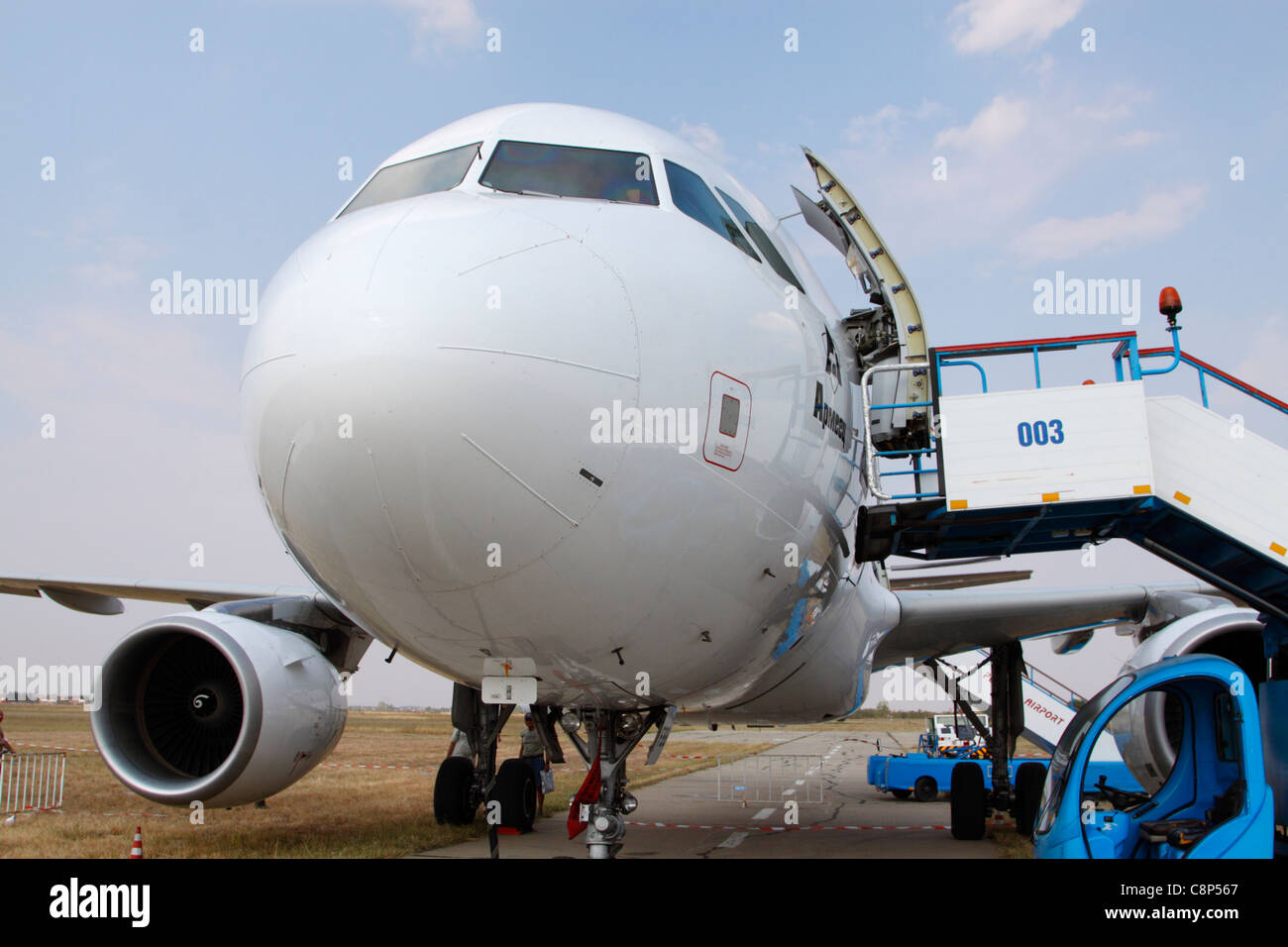 Frontalansicht eines bulgarischen Airways Airbus A320 am Flughafen Plovdiv in Zentralbulgarien Stockfoto