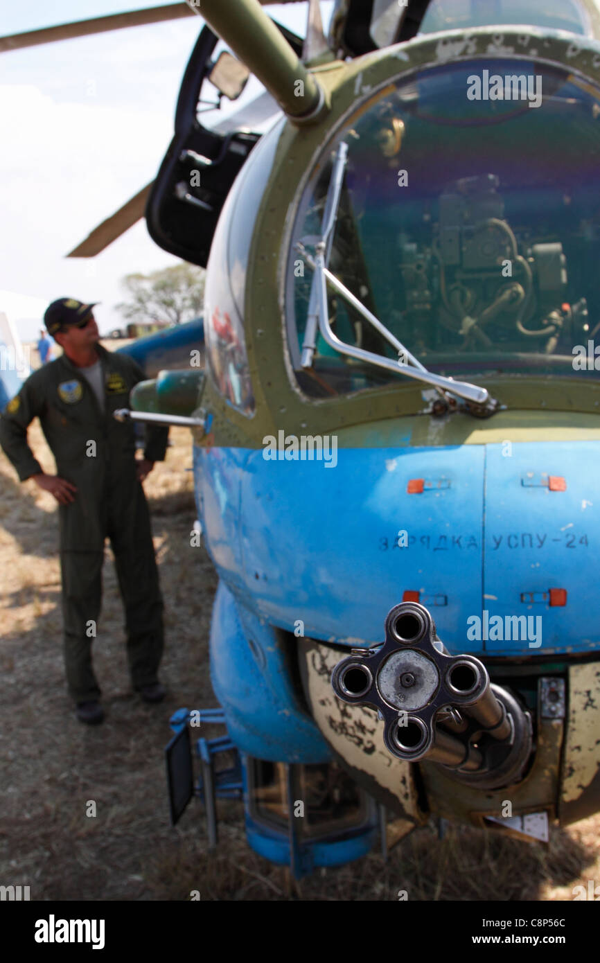 Geschützturm mit Gatling-Kanone und des Kanoniers Cockpit auf einem Kampfhubschrauber Mi-24 HIND, pilot im Hintergrund zu sehen Stockfoto