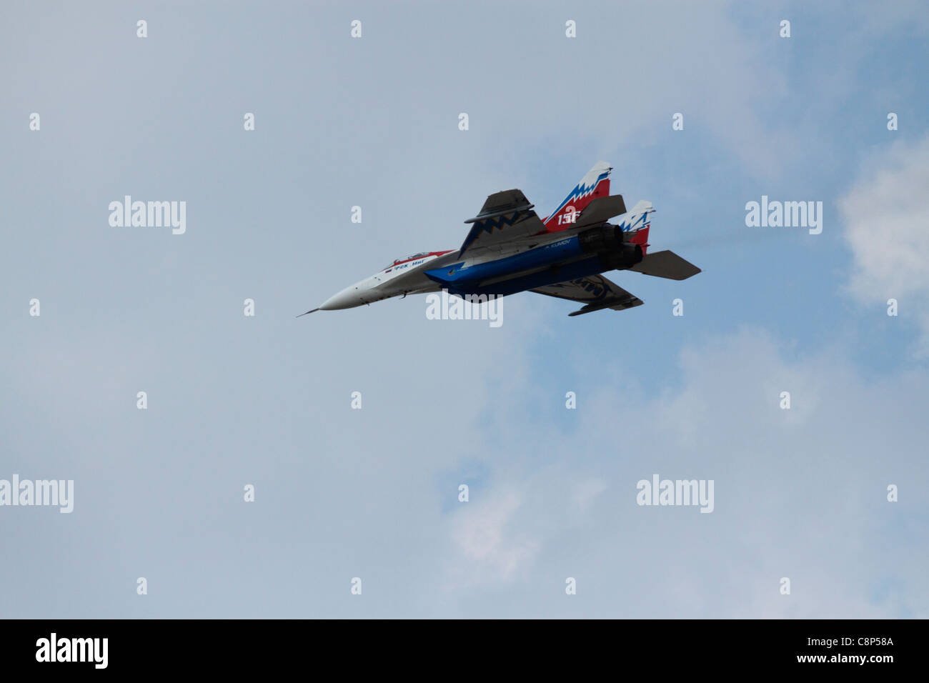 Russischen MiG-29 Kampfflugzeug in weiß-blau-rot Luft zeigen Farben beim Vorbeiflug Stockfoto