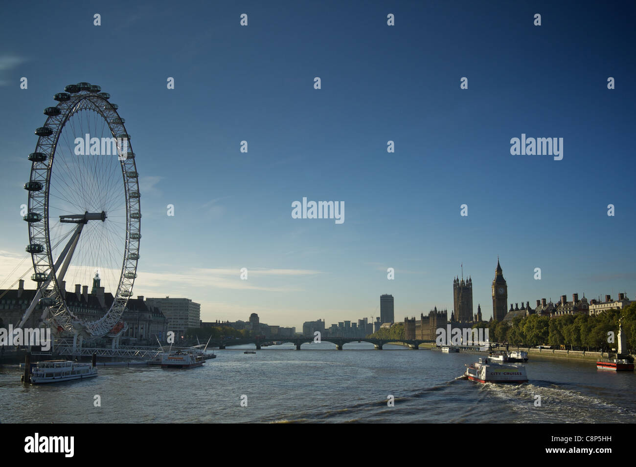 Das London Eye und die Skyline von Golden Jubilee Bridge Stockfoto