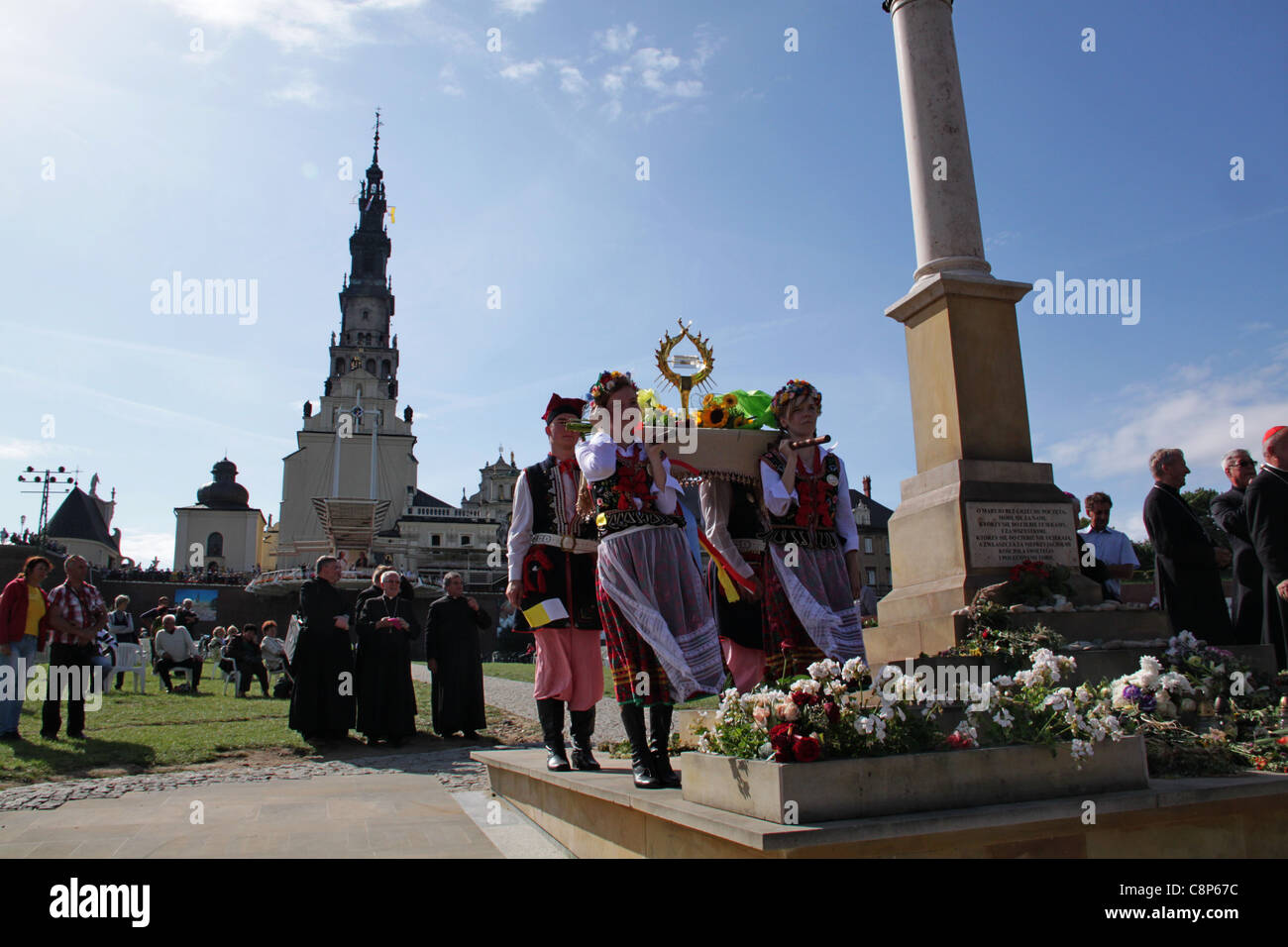 Czestochowa, Polen - 11 2011. August: Kardinal Stanislaw Dziwisz begrüßt die Pilger, die im Heiligtum Jasna Gora in Czestochowa ankommen Stockfoto