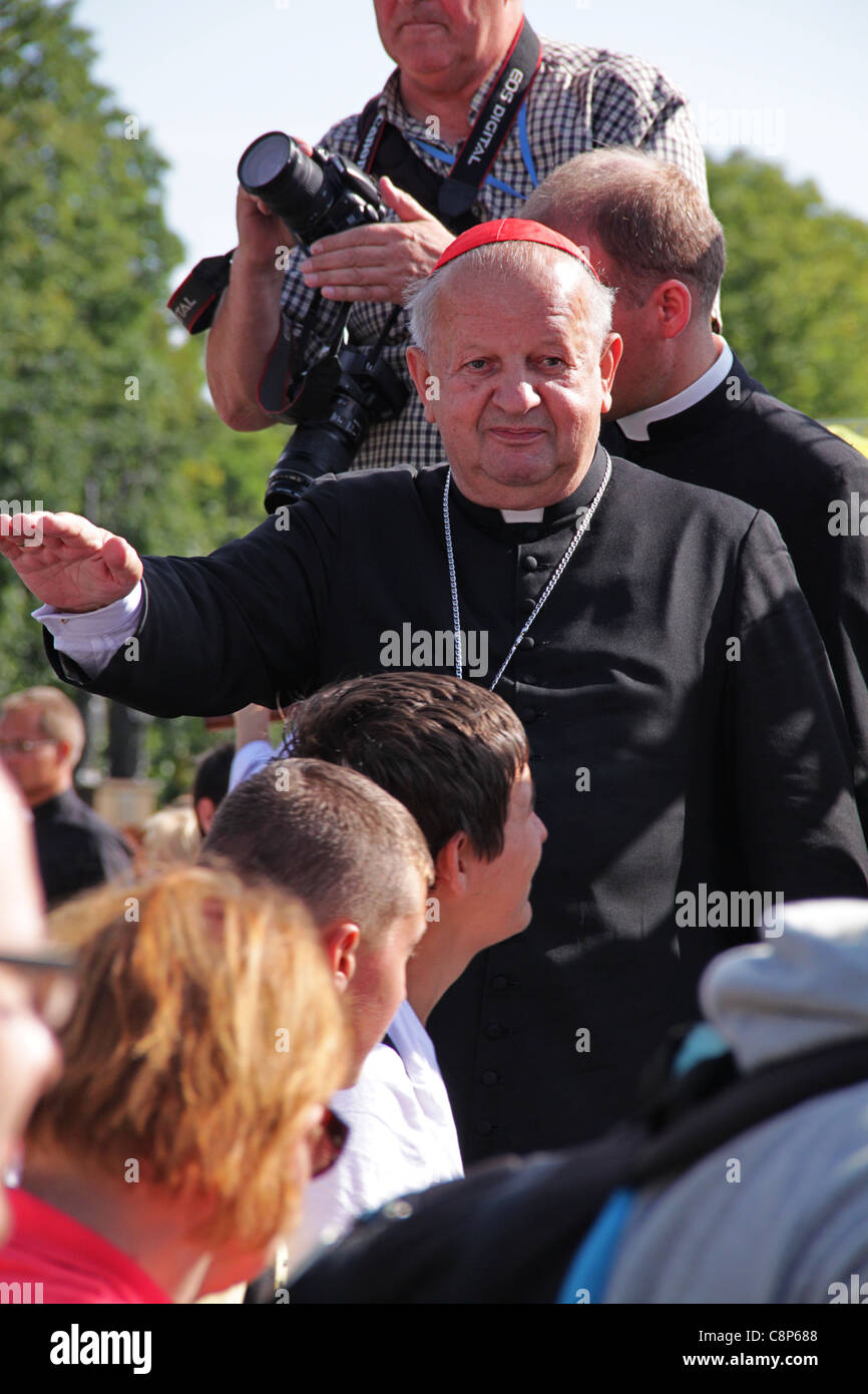 Czestochowa, Polen - 11 2011. August: Kardinal Stanislaw Dziwisz begrüßt die Pilger, die im Heiligtum Jasna Gora in Czestochowa ankommen Stockfoto