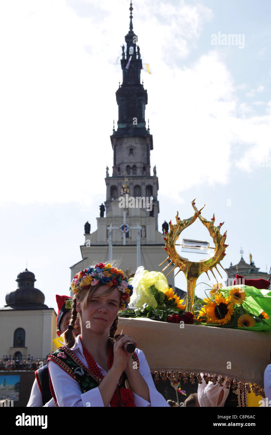 Czestochowa, Polen - 11 2011. August: Kardinal Stanislaw Dziwisz begrüßt die Pilger, die im Heiligtum Jasna Gora in Czestochowa ankommen Stockfoto