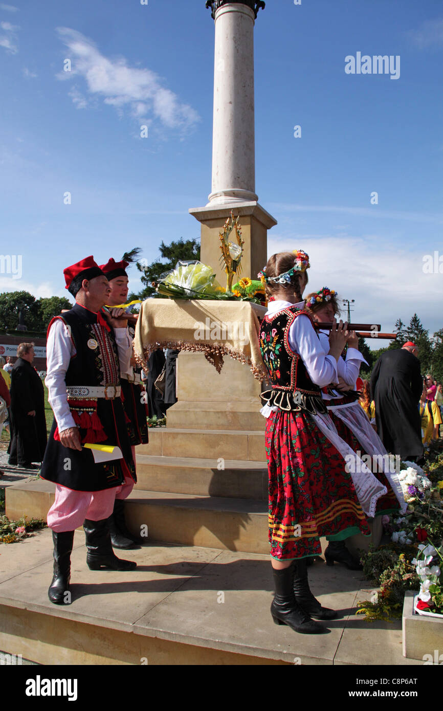 Czestochowa, Polen - 11 2011. August: Kardinal Stanislaw Dziwisz begrüßt die Pilger, die im Heiligtum Jasna Gora in Czestochowa ankommen Stockfoto