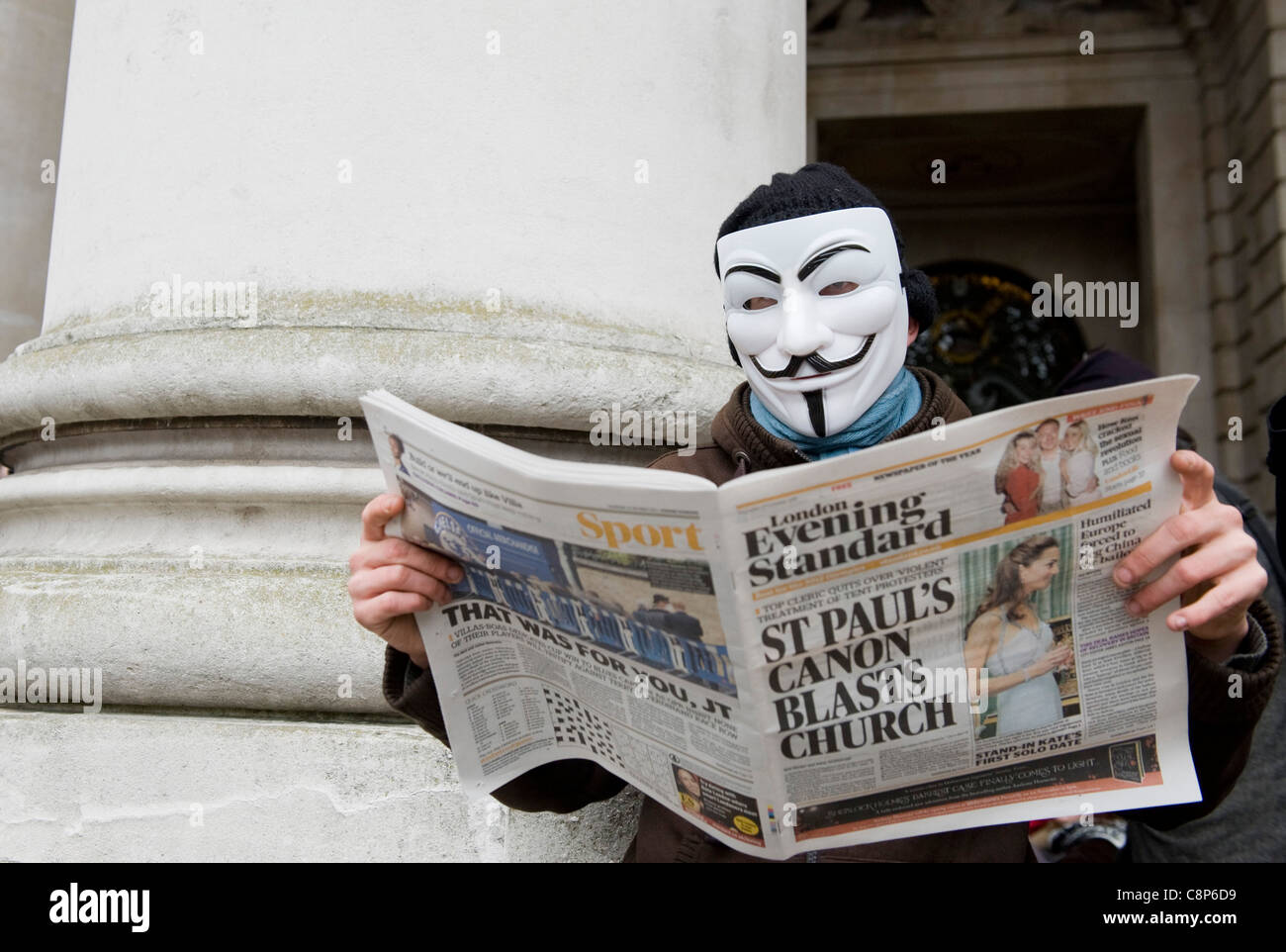 Die Börse-Protest vor dem Royal Exchange, London zu besetzen. Einige Demonstranten haben die V for Vendetta Maske übernommen. Stockfoto