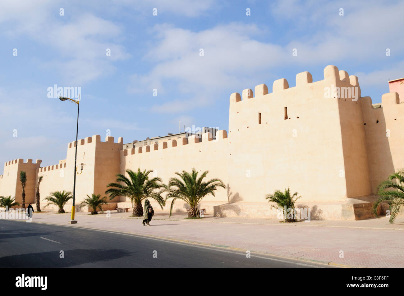 Stadtmauern entlang Avenue Hassan II, Taroudannt, Marokko Stockfoto