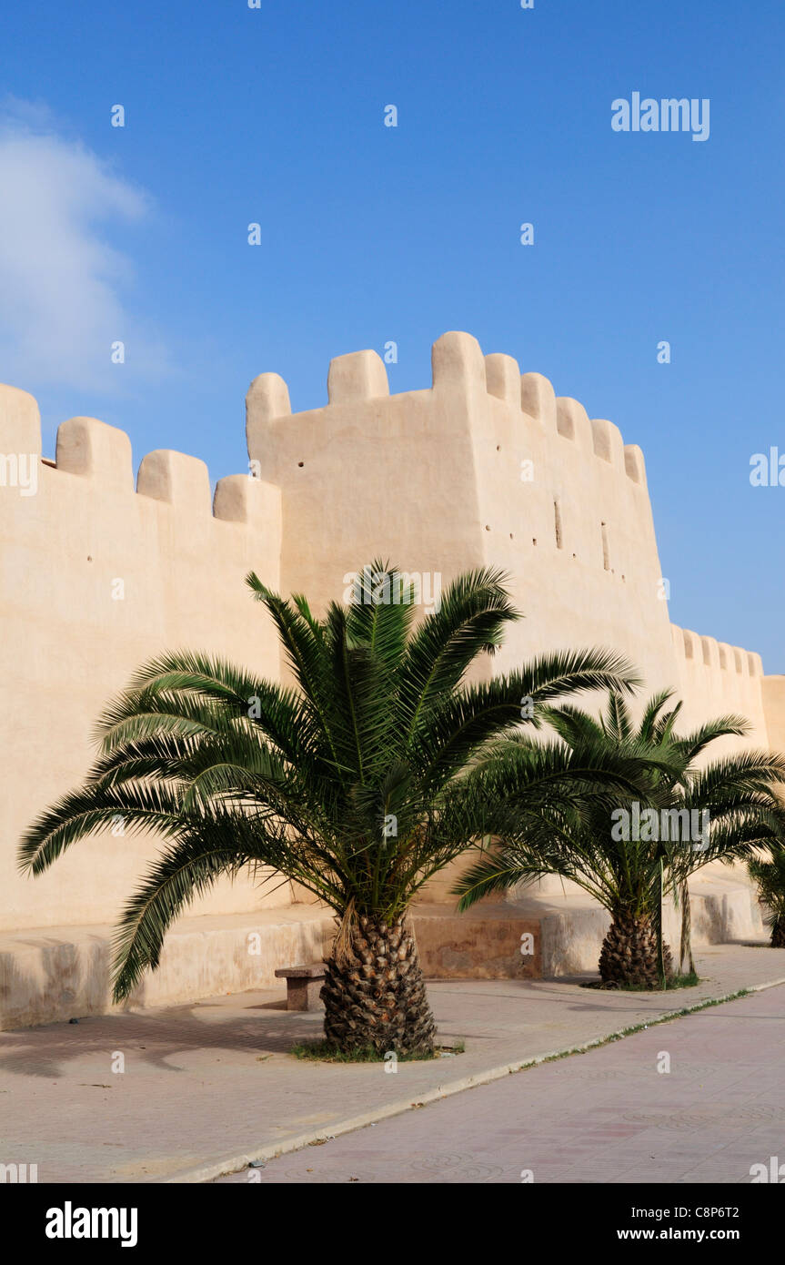 Stadtmauern entlang Avenue Hassan II, Taroudannt, Marokko Stockfoto