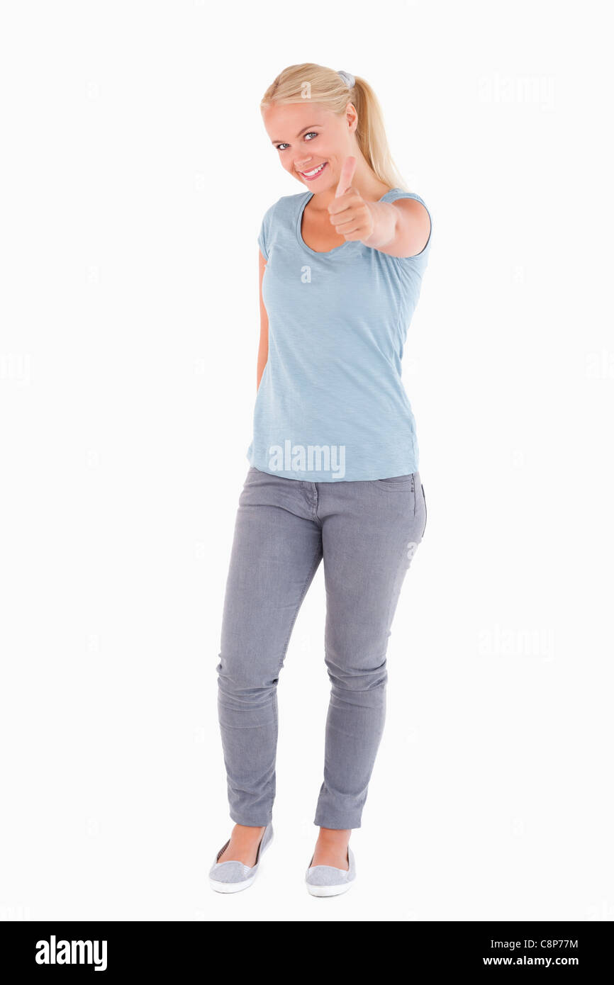 Blonde Frau, die in einer guten Stimmung Stockfoto