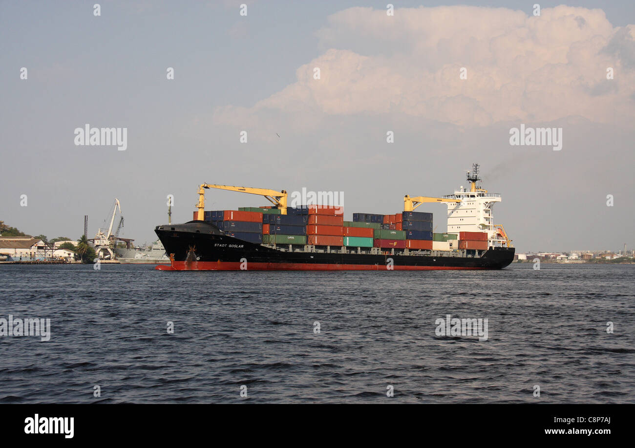 Containerschiff mit Containern im Hafen gefüllt, wenn Havanna, Cuba, Nordamerika Stockfoto
