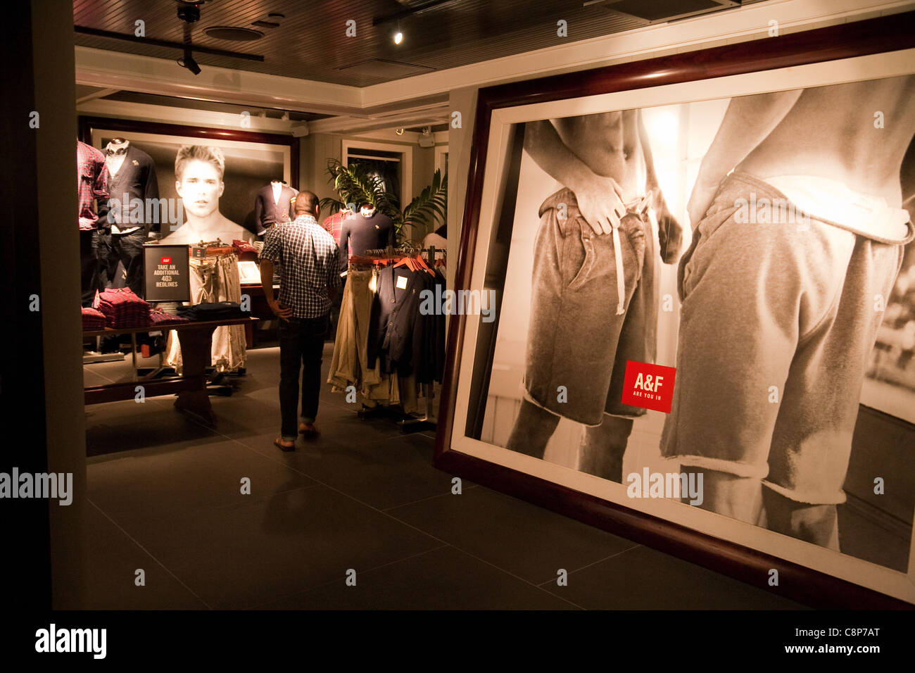 Junger Mann im Abercrombie and Fitch Kleidung Store, Pentagon City Mall,  Washington DC USA Stockfotografie - Alamy