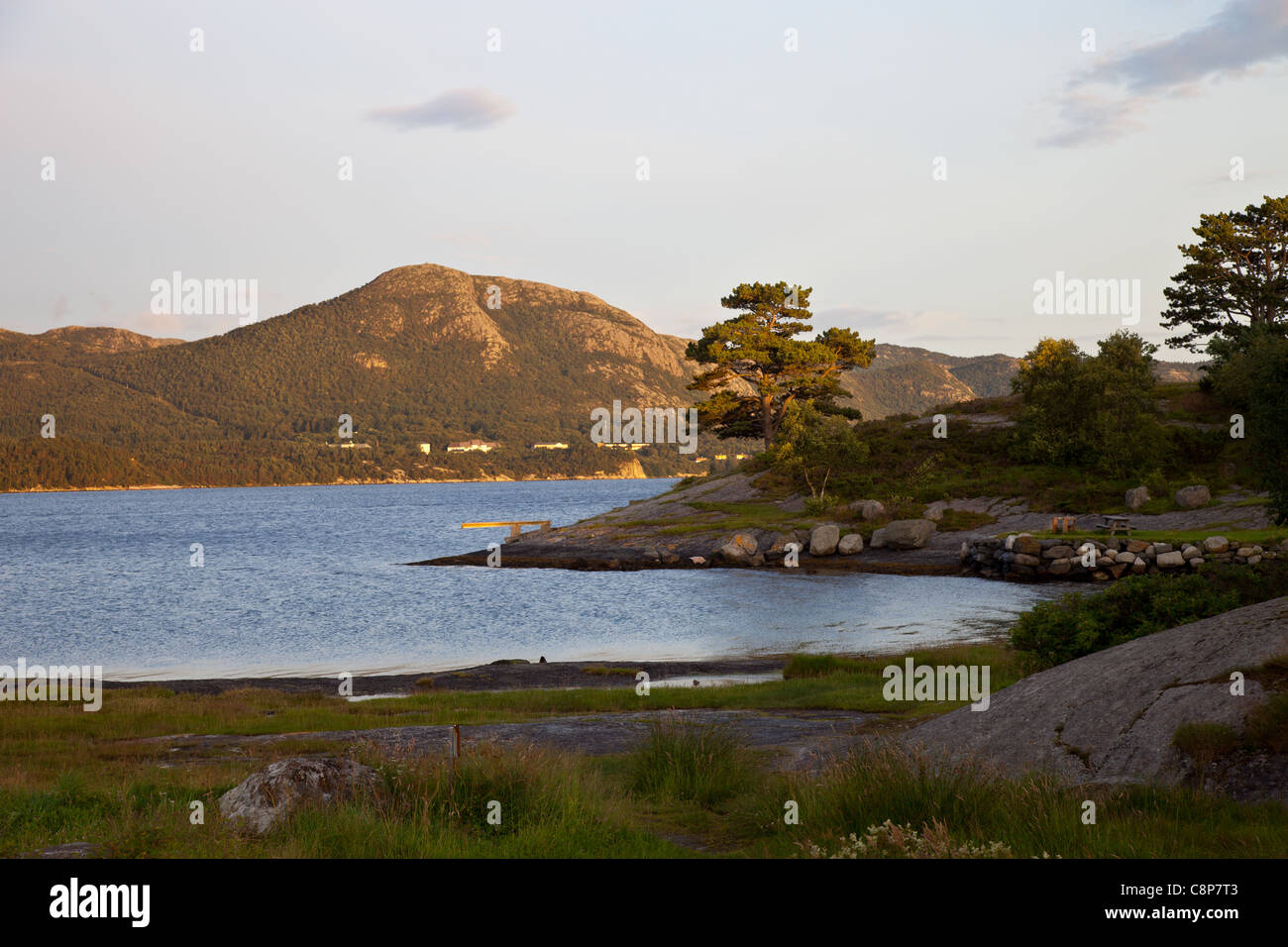 Felsige Küste und die Berge in der Ferne, Norwegen. Stockfoto