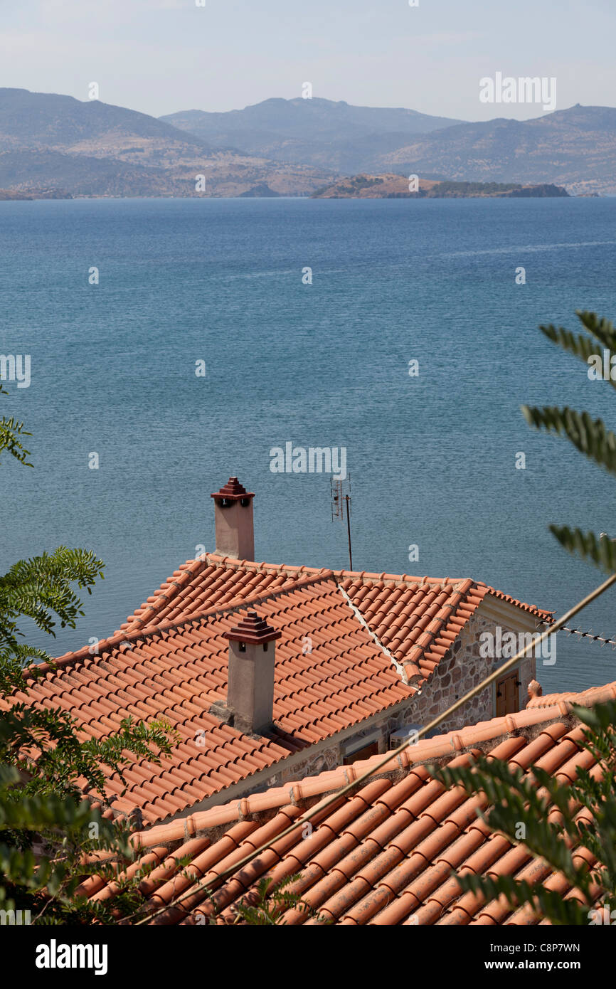 Terracotta Fliesen Dächer an der Küste von Lesbos Stockfoto