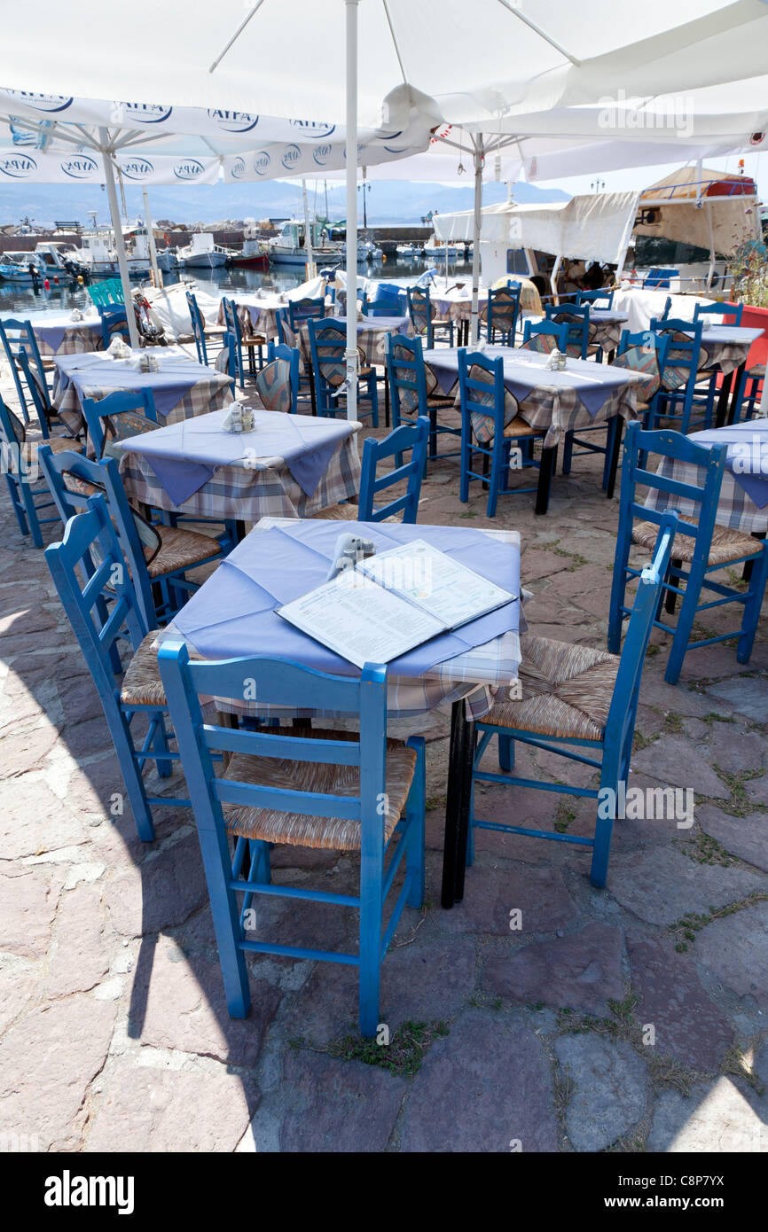 Blaue Tische Und Stuhle Stockfotos Und Bilder Kaufen Alamy