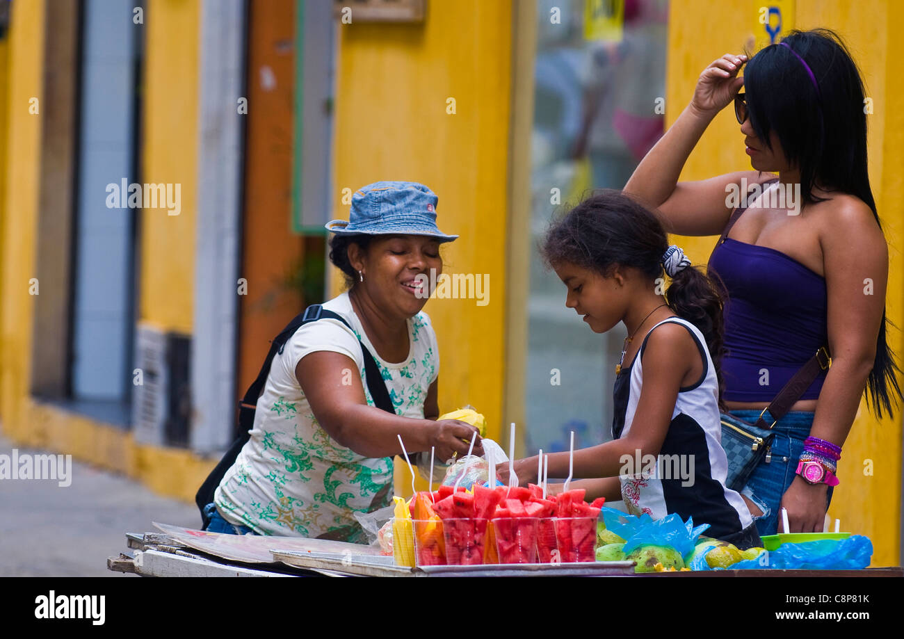 Unbekannte kolumbianischen Frau verkaufen Obst auf der Straße in Cartagena de Indias Stockfoto