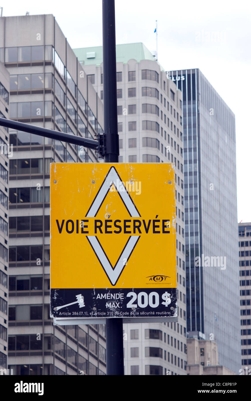 Reservierte Fahrspur Zeichen in französischer Sprache in der Innenstadt von Montreal, Quebec, Kanada Stockfoto