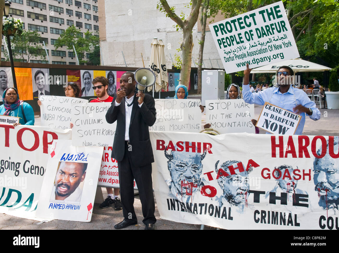 Teilnehmer an einer Demonstration gegen die Regierung des Sudan vor dem Sitz der Vereinten Nationen in New York city Stockfoto