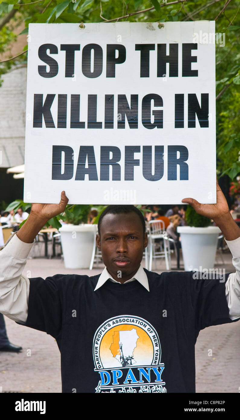 Teilnehmer an einer Demonstration gegen die Regierung des Sudan vor dem Sitz der Vereinten Nationen in New York city Stockfoto