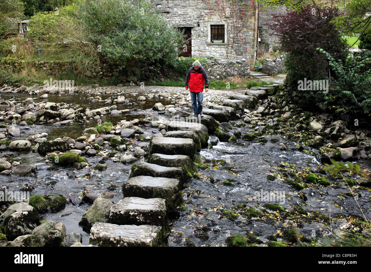 Stepping stones über Stainforth Beck in dem Dorf Stainforth nahe Settle, North Yorkshire. Stockfoto
