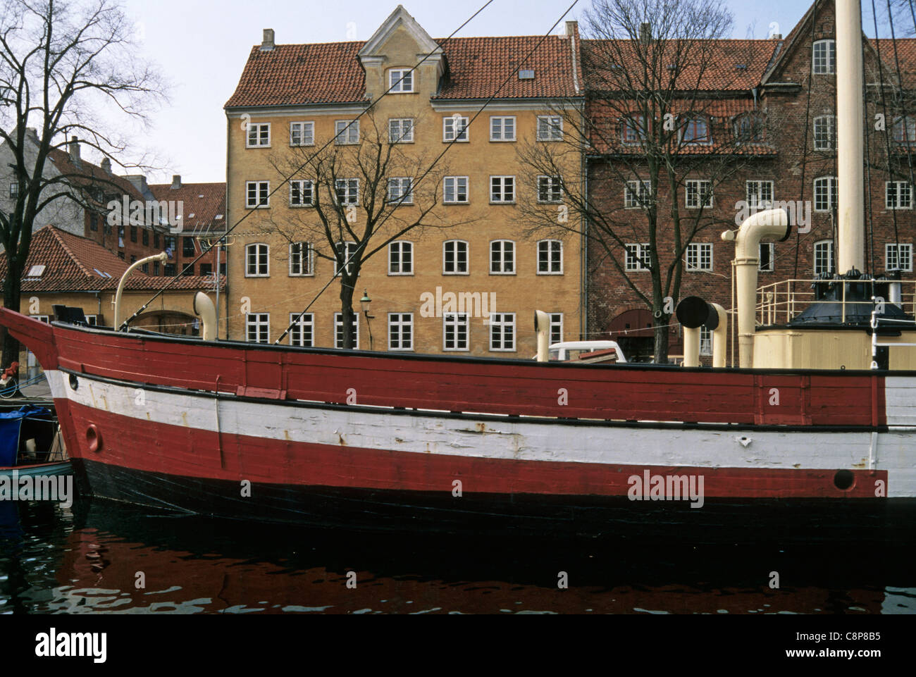 Boot im Kanal Christianhavns - Kopenhagen Stockfoto