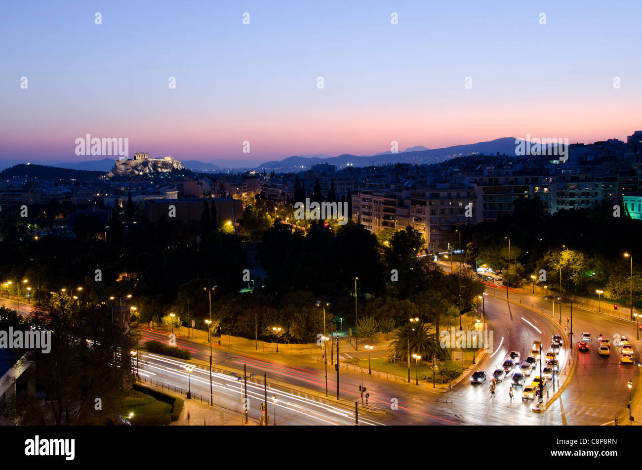 Griechenland, Athen. Die Innenstadt von Athen Nacht Blick auf die Akropolis. Stockfoto