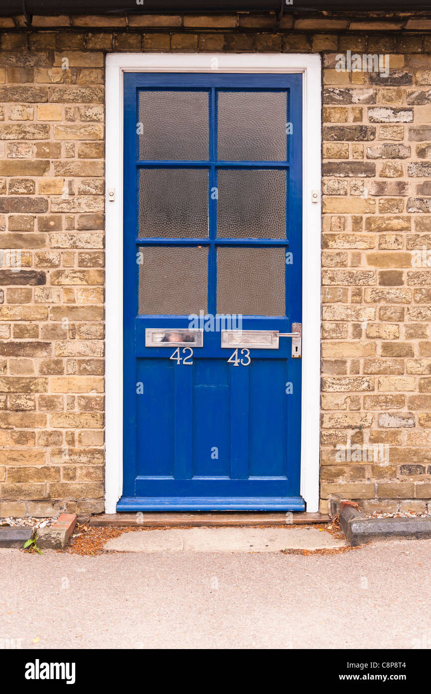 Eine Haustür mit zwei Briefkästen für unterschiedliche Adressen in Großbritannien Stockfoto