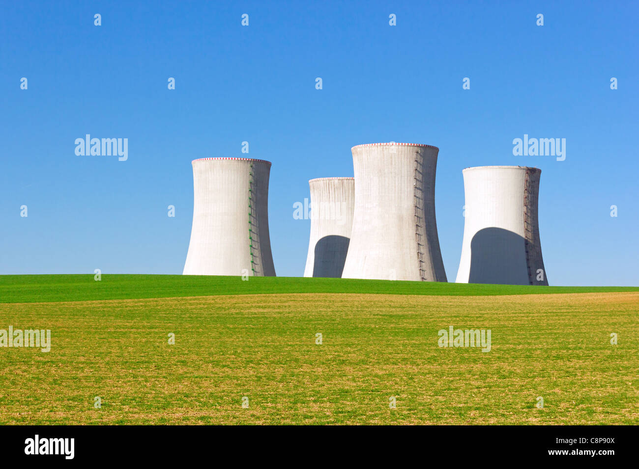Riese, die Kühltürme des Atomkraftwerks Stockfoto