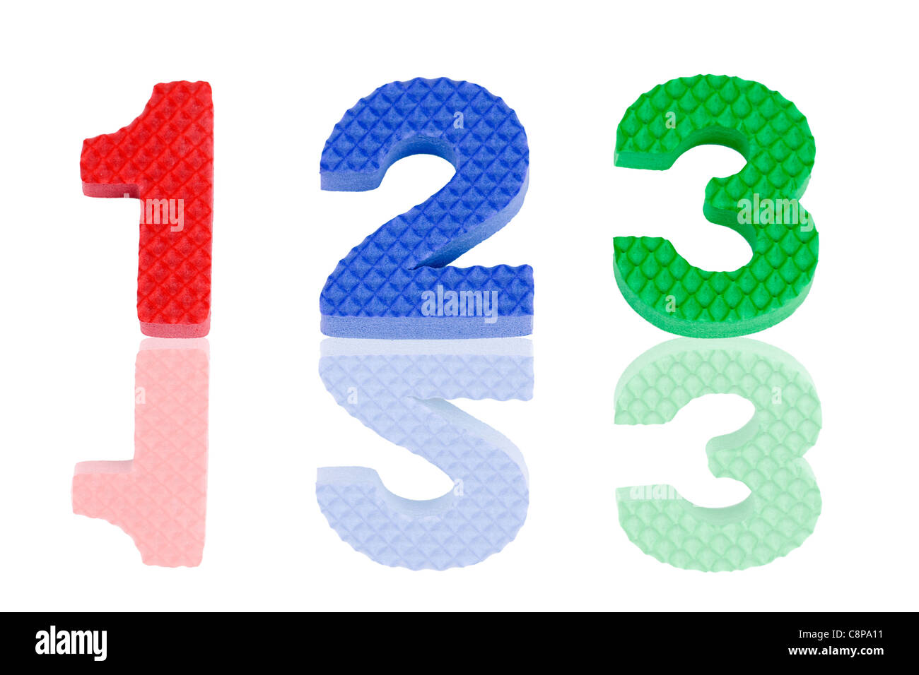 Pädagogisches Spielzeug: Fun bunte 1 2 3 arabische Zahlen in rot, blau und grün strukturiert Schaum mit Reflexionen. Stockfoto
