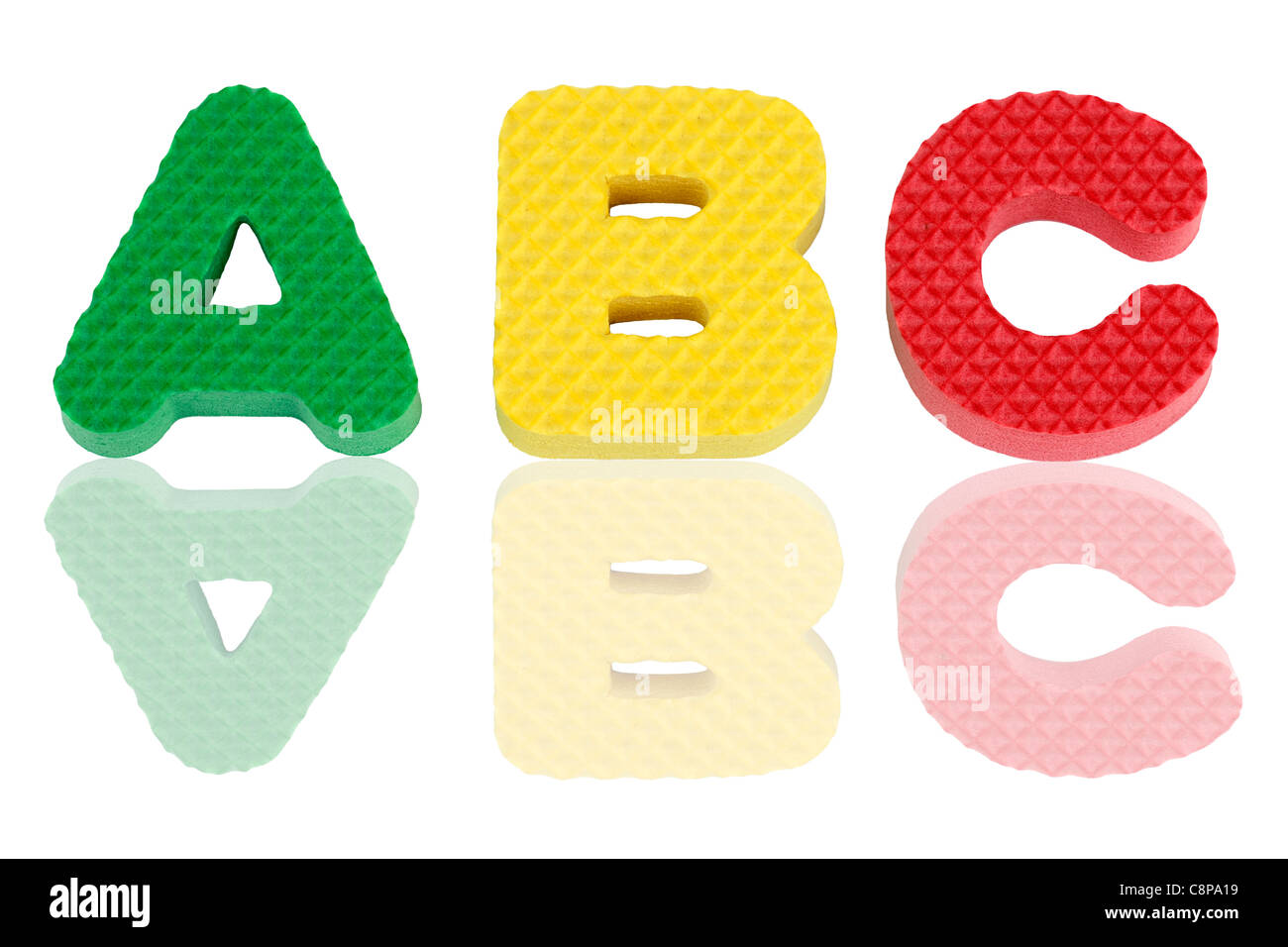 Lustige bunte ABC Alphabet Buchstaben in grün, gelb und rot strukturierten Schaum mit Reflexionen. Stockfoto