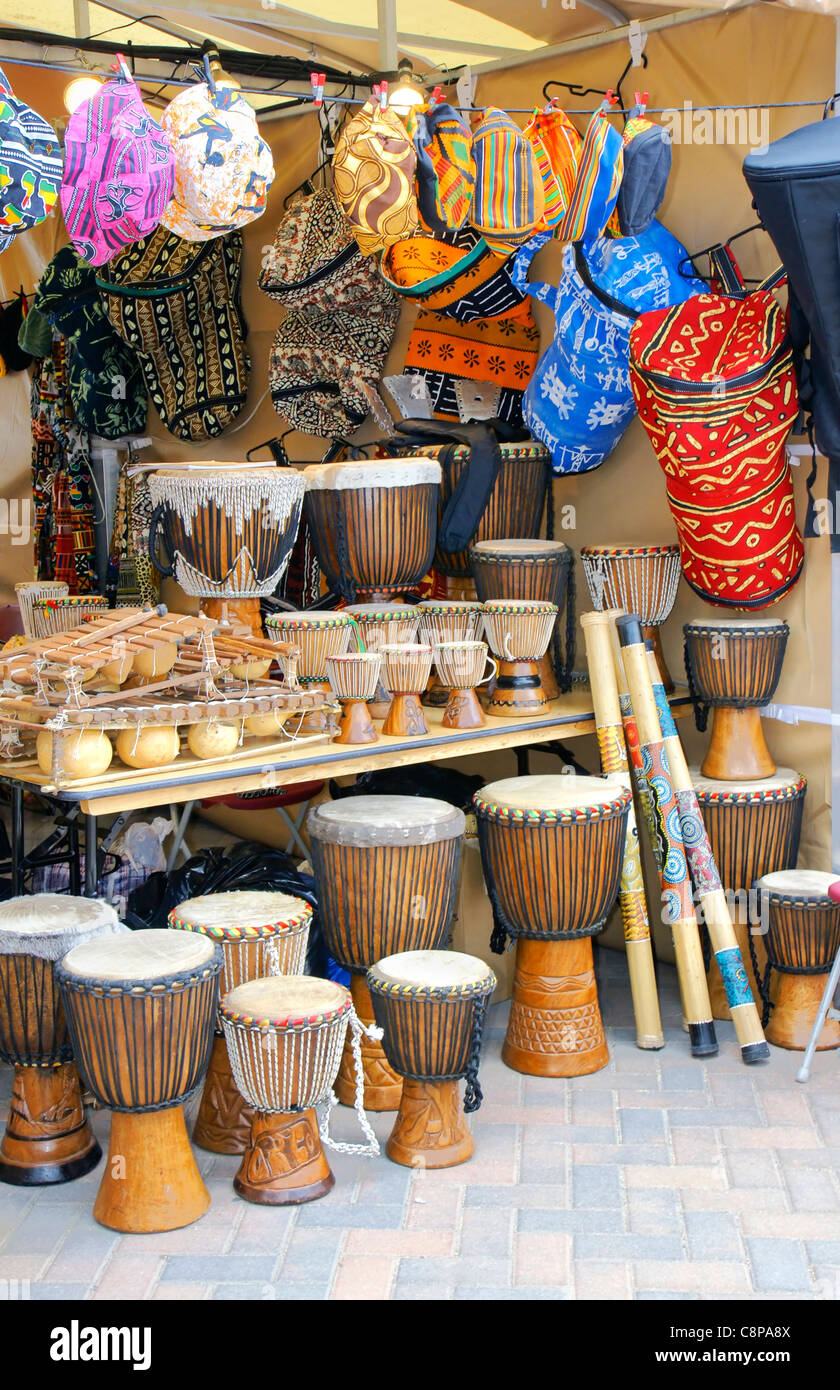 Afrikanische Händler Stand mit Djembe Trommeln, Textil- und anderen traditionellen Kuensten und Handwerken. Stockfoto