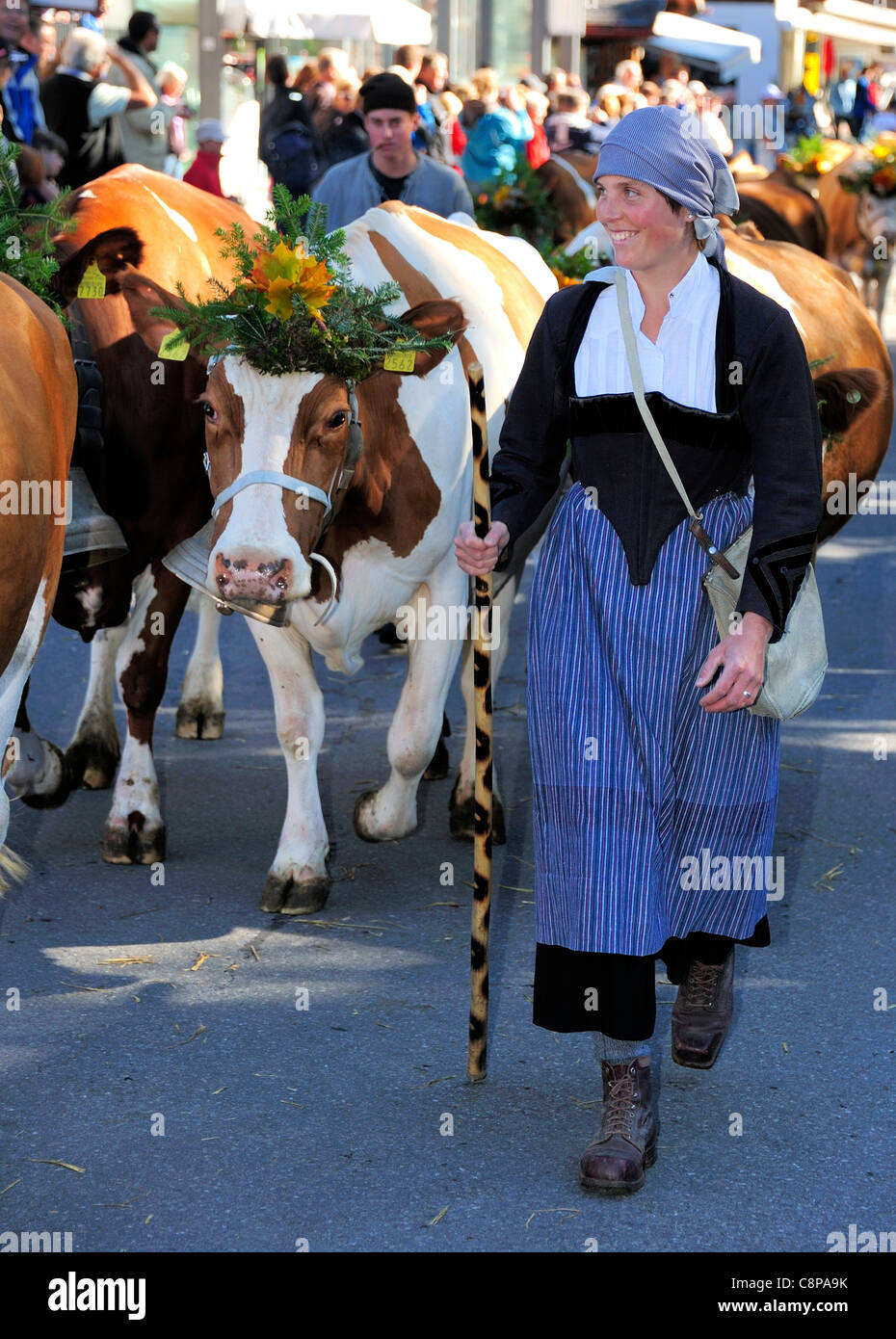 Schweizer Sennerin in traditioneller Tracht Stockfoto